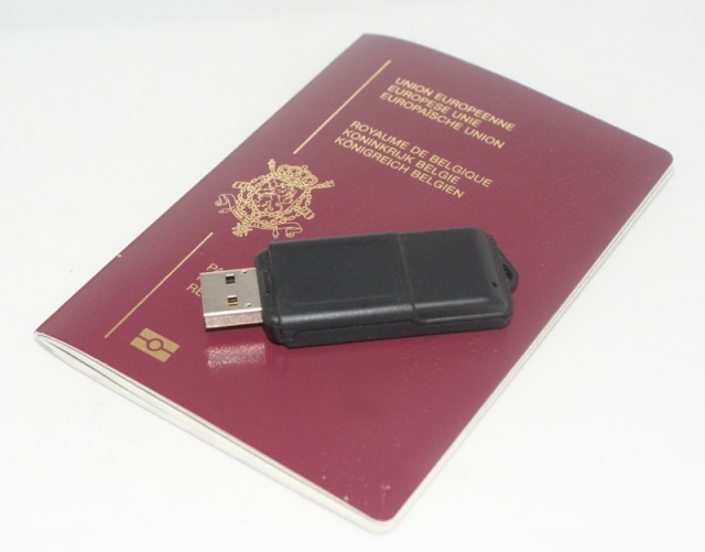 Un passeport et un lecteur