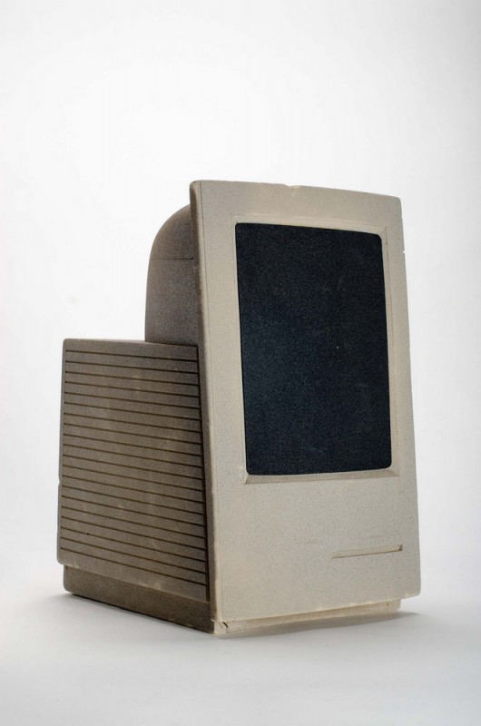 Un prototype de Mac LC vertical (en mousse)