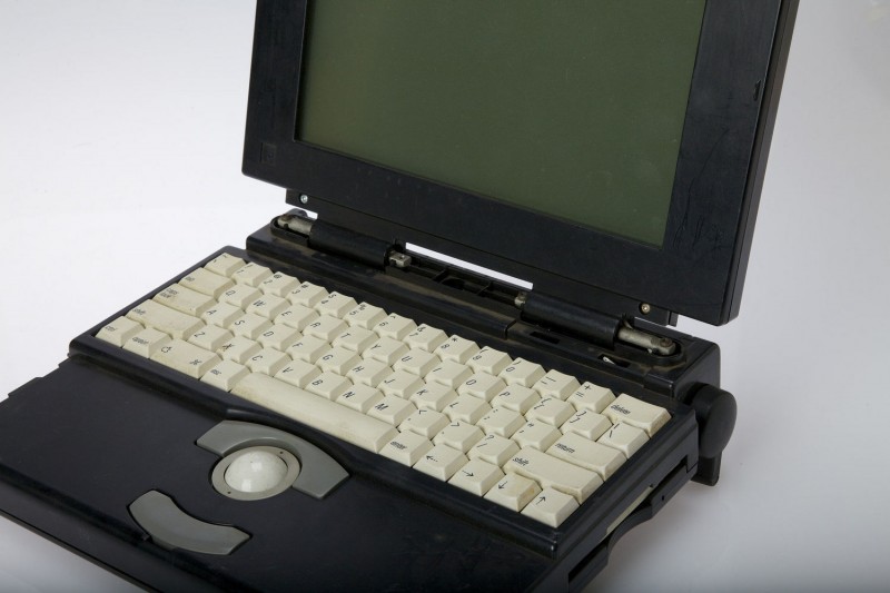 Un PowerBook 1x0 avec clavier et trackball blancs