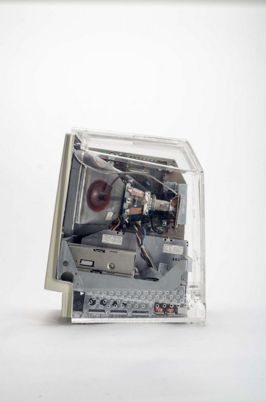 Un Macintosh SE transparent