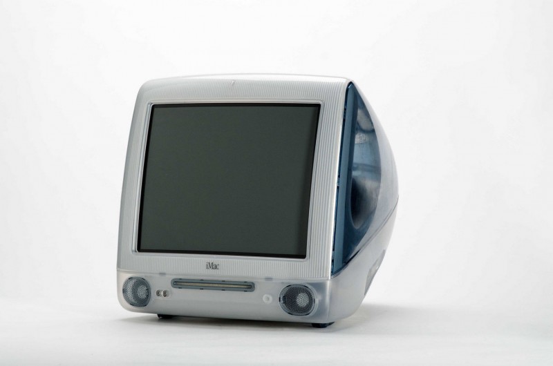 Un iMac G3 avec un écran en plastique