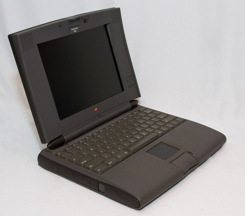 Le PowerBook 540c (la photo provient de là : http://jasontaylor.dyndns.org/blog/mac-museum/powerbooks-macbooks/powerbook-through-the-years-the-500-series/)