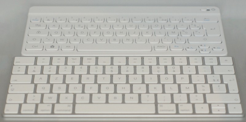 En haut le clavier Nintendo, en bas le Magic Keyboard