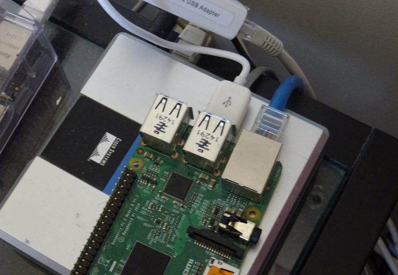 Le Raspberry Pi sur le boîtier VoIP