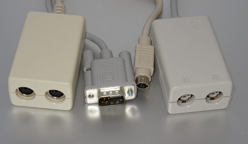 Un adaptateur LocalTalk DE-9 et un Mini DIN 8