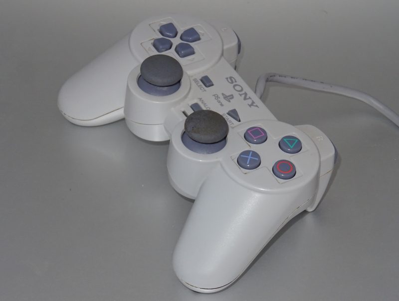 Une manette de PSOne