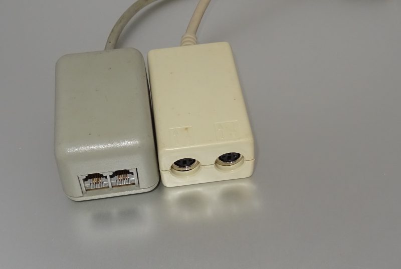 Un adaptateur PhoneNET et un adaptateur LocalTalk