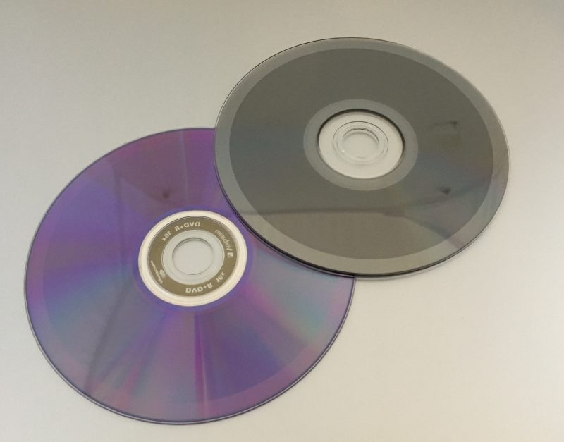 Un DVD classique à gauche, un M-DISC à droite