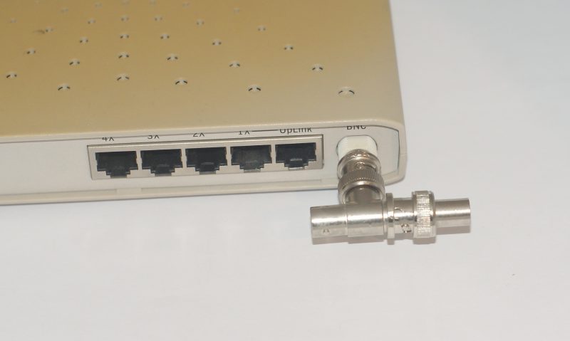 Le hub avec ses prises RJ45 et son connecteur BNC