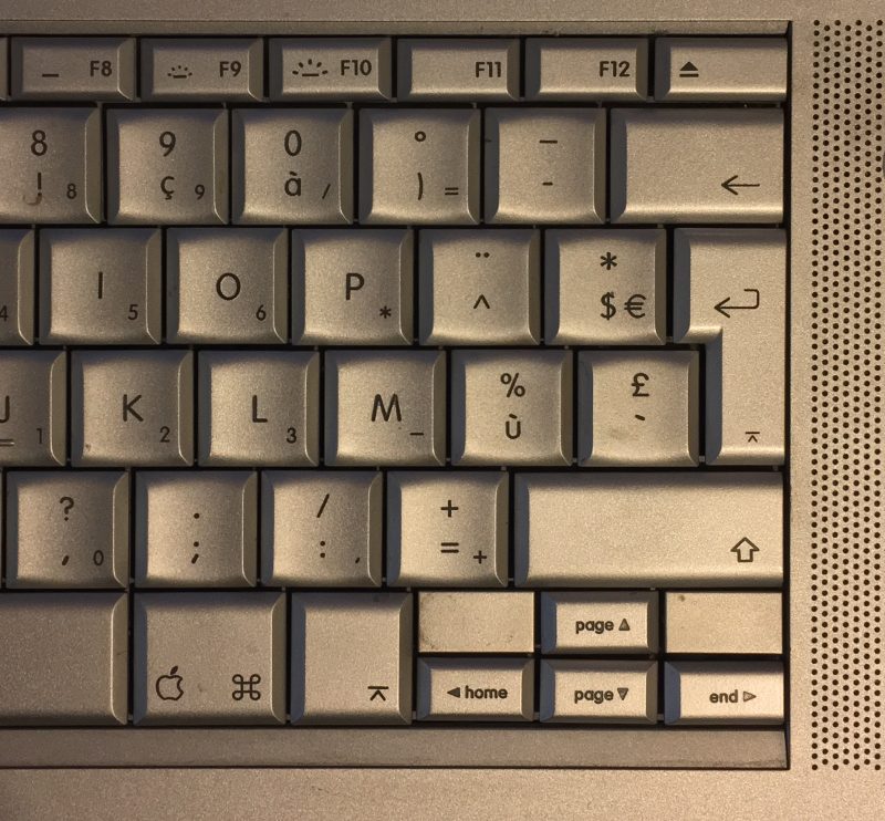 Un clavier de portable, avec une touche ⌅ dédiée