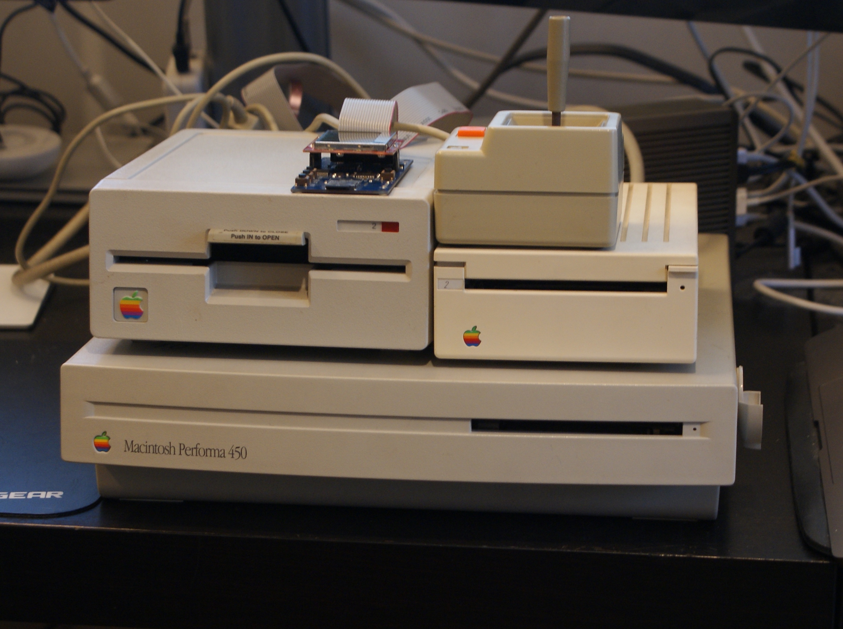 Un joystick et un lecteur de disquettes sur une carte Apple IIe