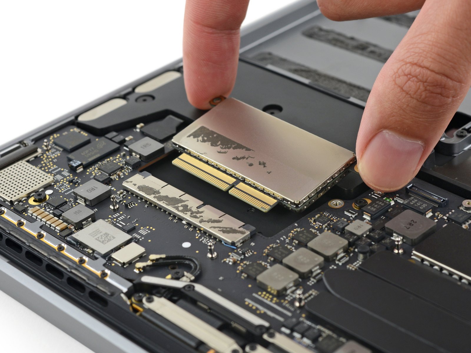 SSD soudée et batterie gonflée pour le dernier MacBook Pro 13